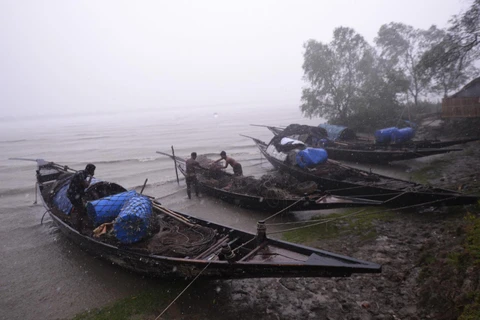 Bão Fani đổ bộ gây mưa lớn ở Khulna của Bangladesh ngày 3/5. (Ảnh: AFP/TTXVN)