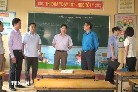 Đoàn công tác đến thăm Trường Tiểu học Đồng Lương, nơi xảy ra vụ án. (Ảnh: Khiếu Tư/TTXVN)