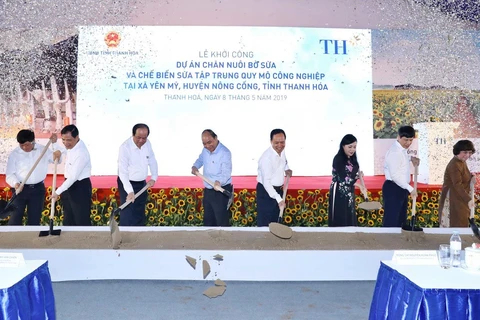 Thủ tướng Nguyễn Xuân Phúc và các đại biểu thực hiện nghi thức khởi công dự án chăn nuôi bò sữa và chế biến sữa tập trung quy mô công nghiệp. (Ảnh: Thống Nhất/TTXVN)