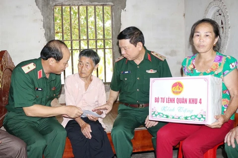 Đoàn công tác Tổng Cục Chính trị quân đội và Bộ Tư lệnh Quân khu 4 tặng quà cho Mẹ Việt Nam Anh hùng Phạm Thị Phi. (Ảnh: Nguyễn Oanh/TTXVN)