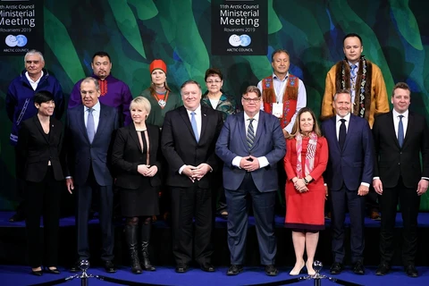 Đại diện các nước tại cuộc họp của Hội đồng Bắc cực ở Rovaniemi, Phần Lan ngày 7/5. (Ảnh: AFP/TTXVN)