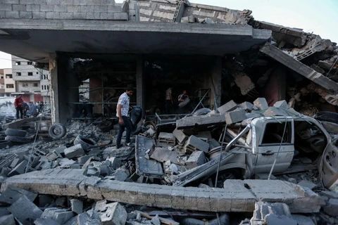 Cảnh đổ nát sau loạt không kích của máy bay Israel xuống Dải Gaza. (Ảnh: THX/TTXVN)