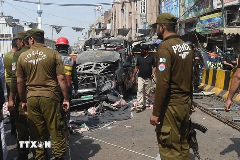 Lực lượng an ninh điều tra tại hiện trường vụ nổ, bên ngoài đền thờ ở Lahore, Pakistan, ngày 8/5 vừa qua. (Ảnh: AFP/ TTXVN)