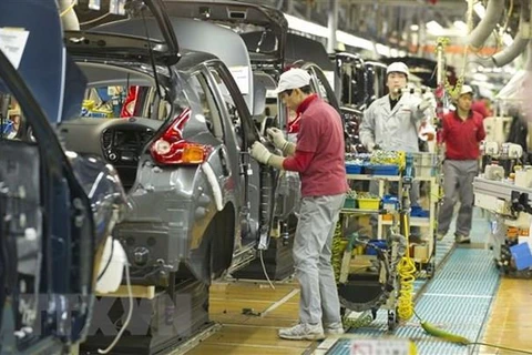 Công nhân làm việc tại nhà máy của hãng sản xuất ôtô Nissan ở thành phố Oppama, tỉnh Kanagawa, Nhật Bản. (Nguồn: EPA/TTXVN)