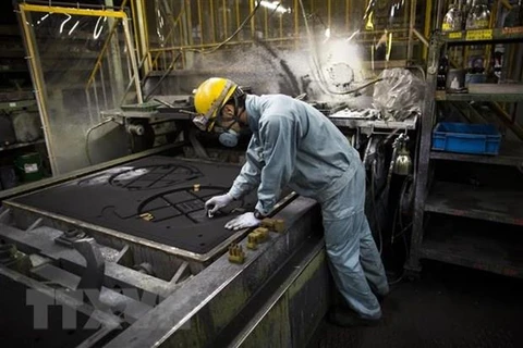 Công nhân làm việc tại một nhà máy ở Otawara, tỉnh Tochigi, Nhật Bản. (Ảnh: AFP/TTXVN)
