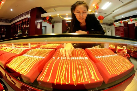 Vàng được bày bán tại cửa hàng ở Thanh Đảo, tỉnh Sơn Đông, Trung Quốc. (Ảnh: AFP/TTXVN)