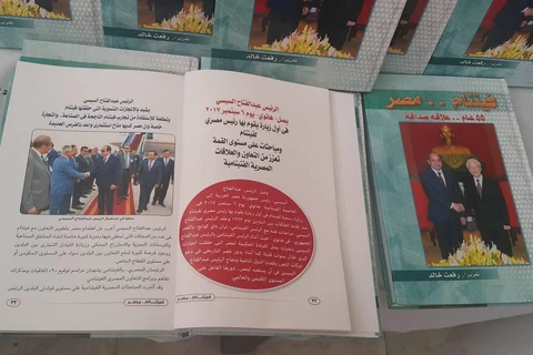 Cuốn sách “55 năm quan hệ hữu nghị Việt Nam Ai Cập” bằng tiếng Arab của nhà văn, nhà báo Ai Cập Refat Khaled. (Ảnh: Anh Tuấn/TTXVN)