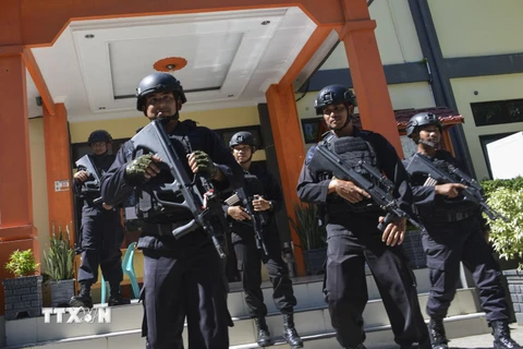 Cảnh sát Indonesia tuần tra tại khu vực Banda Aceh, tỉnh Aceh, ngày 6/4 vừa qua. (Ảnh: AFP/TTXVN)