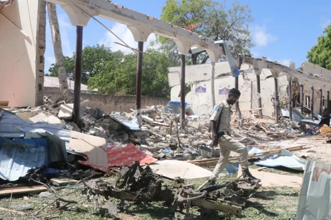 Hiện trường một vụ đánh bom xe tại Mogadishu của Somalia, ngày 14/5 vừa qua. (Ảnh: THX/TTXVN)