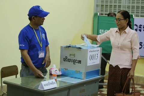 Một nữ cử tri bỏ phiếu bầu tại Phòng phiếu số 13 ở thủ đô Phnom Penh. (Ảnh: PV/TTXVN)