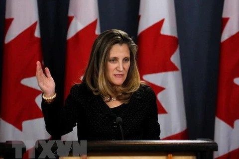 Ngoại trưởng Canada Chrystia Freeland phát biểu tại một cuộc họp báo ở Ottawa. (Ảnh: AFP/TTXVN)