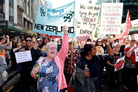 Hàng ngàn giáo viên biểu tình trên phố Queen ở Auckland của New Zealand. (Nguồn: Getty Images)