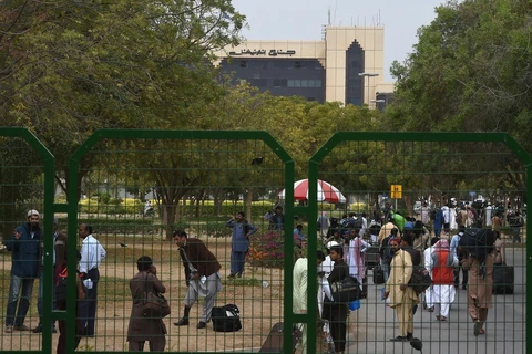 Hành khách chờ đợi bên ngoài sân bay quốc tế Jinnah ở Karachi, Pakistan, ngày 1/3 vừa qua. (Ảnh: AFP/TTXVN)