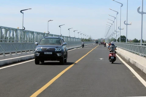 Các phương tiện lưu thông trên cầu Đà Rằng mới. (Ảnh: Thế Lập/TTXVN)
