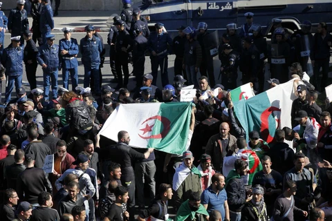 Người dân tham gia biểu tình tại Algiers của Algeria. (Ảnh: THX/TTXVN)