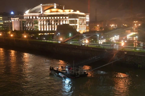 Lực lượng cứu hộ tìm kiếm các nạn nhân trong vụ va chạm và chìm tàu du lịch trên sông Danube ở thủ đô Budapest, Hungary tối 29/5 vừa qua. (Ảnh: AFP/TTXVN)
