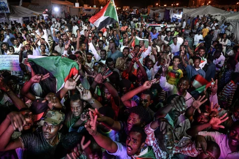 Người biểu tình tập trung tại thủ đô Khartoum của Sudan. (Ảnh: AFP/TTXVN)