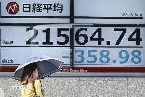 Bảng tỷ giá chứng khoán tại Tokyo, Nhật Bản ngày 8/5 vừa qua. (Ảnh: Kyodo/TTXVN)