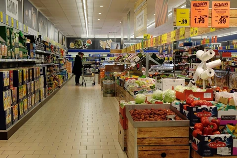 Người dân mua hàng hóa tại siêu thị ở Essen, miền tây nước Đức. (Ảnh: AFP/TTXVN)