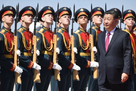 Chủ tịch Trung Quốc Tập Cận Bình duyệt đội danh dự tại lễ đón ở Moskva của Nga, ngày 5/6. (Ảnh: AFP/TTXVN)