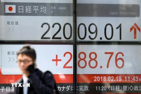 Bảng tỷ giá của một phiên giao dịch chứng khoán tại Tokyo, Nhật Bản. (Ảnh: AFP/TTXVN)