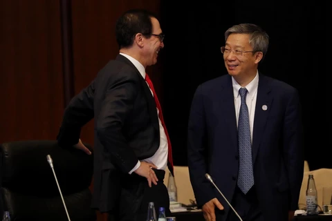 Bộ trưởng Tài chính Mỹ Steven Mnuchin (trái) và Thống đốc Ngân hàng Trung ương Trung Quốc Dịch Cương trong cuộc gặp bên lề Hội nghị bộ trưởng Tài chính và Thống đốc ngân hàng trung ương G20 ở Fukuoka của Nhật Bản, ngày 8/6. (Ảnh: AFP/TTXVN)