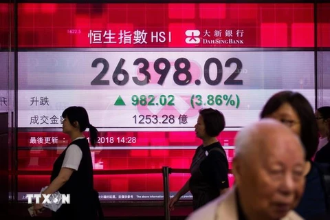 Bảng tỷ giá trong một phiên giao dịch chứng khoán tại Hong Kong, Trung Quốc. (Ảnh: AFP/TTXVN)