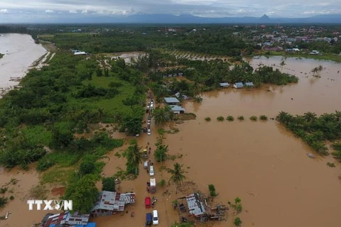 Một trận lũ lụt ở Indonesia. (Ảnh: AFP/TTXVN)