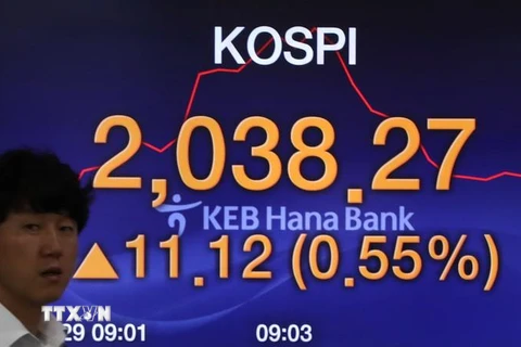 Bảng tỷ giá chứng khoán trong một phiên tại ngân hàng Hana ở thủ đô Seoul của Hàn Quốc. (Ảnh: Yonhap/TTXVN)