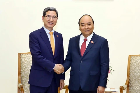 Thủ tướng Nguyễn Xuân Phúc và Chủ tịch Nhóm Nghị sỹ hữu nghị Hàn Quốc-Việt Nam Kim Hak Yong. (Ảnh: Thống Nhất/TTXVN)