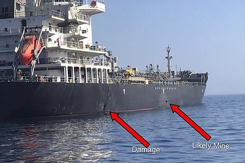 Một vụ nổ dường như là do mìn nhằm vào tàu chở dầu M/V Kokuka Courageous ở ngoài khơi vùng Vịnh Oman ngày 13/6. (Ảnh: AFP/TTXVN)