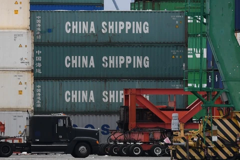 Hàng hóa Trung Quốc được xếp tại cảng Long Beach ở bang California, Mỹ ngày 10/5 vừa qua. (Ảnh: AFP/TTXVN)