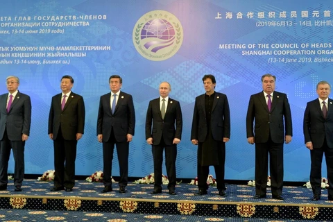 Nguyên thủ quốc gia các nước thành viên Tổ chức Hợp tác Thượng Hải (SCO) chụp ảnh chung tại phiên khai mạc Hội nghị thượng đỉnh SCO ở Bishkek ngày 14/6. (Ảnh: AFP/TTXVN)