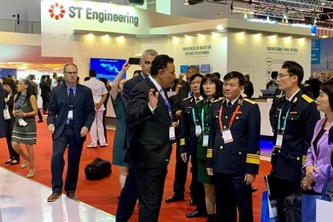 Chuẩn đô đốc Phạm Văn Vững, Chính ủy Quân chủng Hải quân (đứng giữa) dẫn đầu đoàn Việt Nam tham quan Triển lãm Hàng hải Quốc phòng châu Á 2019 (IMDEX ASIA 2019) tại Singapore từ ngày 14-16/5 vừa qua. (Ảnh: Mỹ Bình/TTXVN)