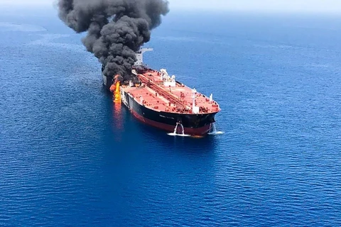 Khói lửa bốc ngùn ngụt từ một tàu chở dầu được cho là bị tấn công trên Vịnh Oman, ngày 13/6 vừa qua. (Ảnh: AFP/TTXVN)