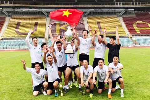 Niềm vui khi vô địch của các cầu thủ FC SAPA PRAHA. (Ảnh: Hồng Kỳ-Công Thuận/Vietnam+) 