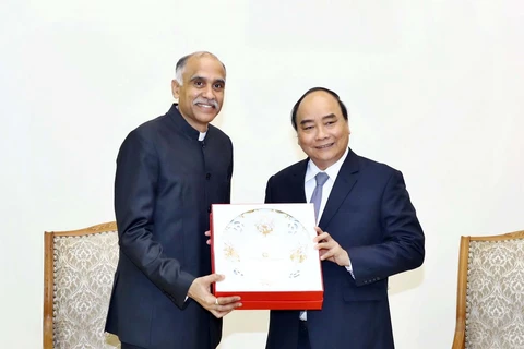 Thủ tướng Nguyễn Xuân Phúc tặng quà lưu niệm cho Đại sứ đặc mệnh toàn quyền Cộng hòa Ấn Độ Harish Parvathaneni. ( Ảnh: Thống Nhất/TTXVN)