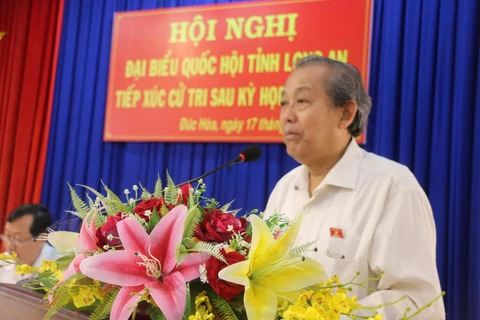 Phó Thủ tướng Trương Hòa Bình phát biểu tại buổi tiếp xúc cử tri. (Ảnh: Trần Thanh Bình/TTXVN)