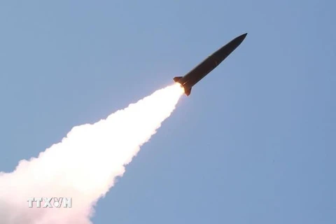 Một loại rocket được phóng thử trong cuộc diễn tập của Quân đội Nhân dân Triều Tiên ở miền Tây nước này. (Ảnh: AFP/TTXVN)