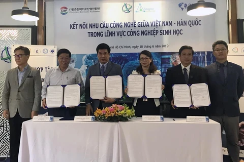 Đại diện Sihub ký kết với các nhà khoa học về hợp tác với thương mại hóa kết quả nghiên cứu. (Ảnh: Tiến Lực/TTXVN)