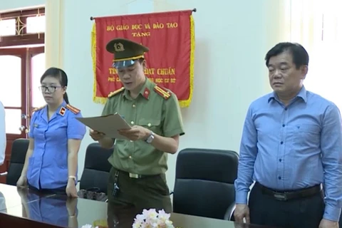 Ông Hoàng Tiến Đức, Tỉnh ủy viên, Bí thư Đảng ủy, Giám đốc Sở Giáo dục và Đào tạo tỉnh Sơn La (bên phải).