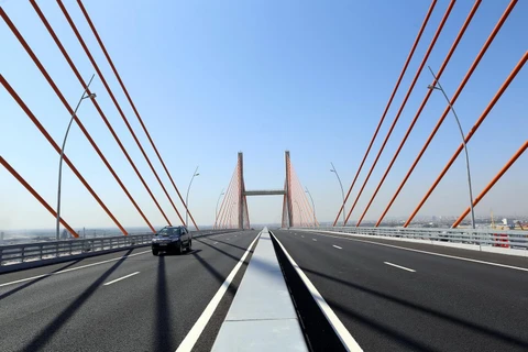 Cầu Bạch Đằng - cây cầu dây văng lớn nhất cả nước, nối liền 2 vùng kinh tế trọng điểm Hải Phòng-Quảng Ninh vừa được đưa vào sử dụng. (Ảnh: Huy Hùng/TTXVN)