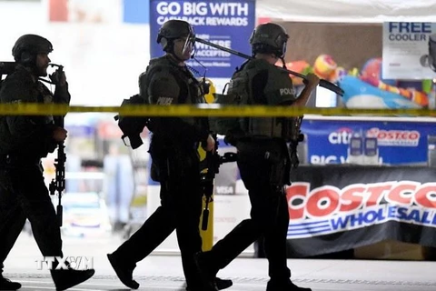 Cảnh sát phong tỏa hiện trường vụ xả súng ở thành phố Corona của Mỹ ngày 14/6 vừa qua. (Ảnh: SCNG/TTXVN)