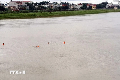 Mùa Hè có nhiều người dân, trẻ em ra sông tắm. (Ảnh minh họa: Nguyễn Công Hải/TTXVN)