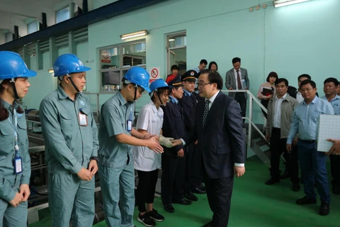 Bí thư Thành ủy Hà Nội Hoàng Trung Hải thăm hỏi cán bộ công nhân viên Công ty Nước sạch Hà Nội. (Ảnh: Mạnh Khánh/TTXVN)