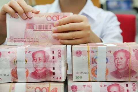 Một nhân viên Trung Quốc kiểm đếm đồng nhân dân tệ tại một chi nhánh của Ngân hàng Trung Quốc. (Nguồn: chinadaily)