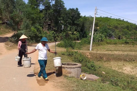 Nắng nóng kéo dài, người dân phải đi lấy nước tại các giếng làng để dùng sinh hoạt trong gia đình. (Ảnh: Đức Thọ/TTXVN)