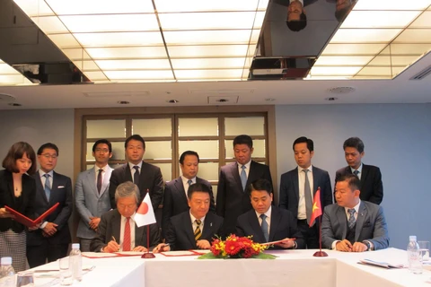 Chủ tịch UBND TP. Hà Nội Nguyễn Đức Chung ký biên bản thỏa thuận hợp tác với các tập đoàn Nhật Bản. (Ảnh: Đào Tùng/TTXVN)
