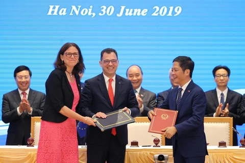 Thủ tướng Nguyễn Xuân Phúc chứng kiến Lễ ký Hiệp định Thương mại tự do giữa Việt Nam và Liên minh châu Âu (EVFTA). (Ảnh: Lâm Khánh/TTXVN)