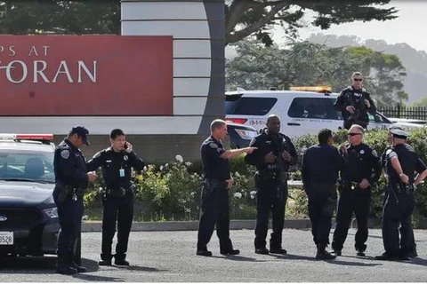 Cảnh sát điều tra tại hiện trường vụ nổ súng tại Trung tâm thương mại Tanforan ở San Bruno của California, ngày 2/7. (Nguồn: AP)